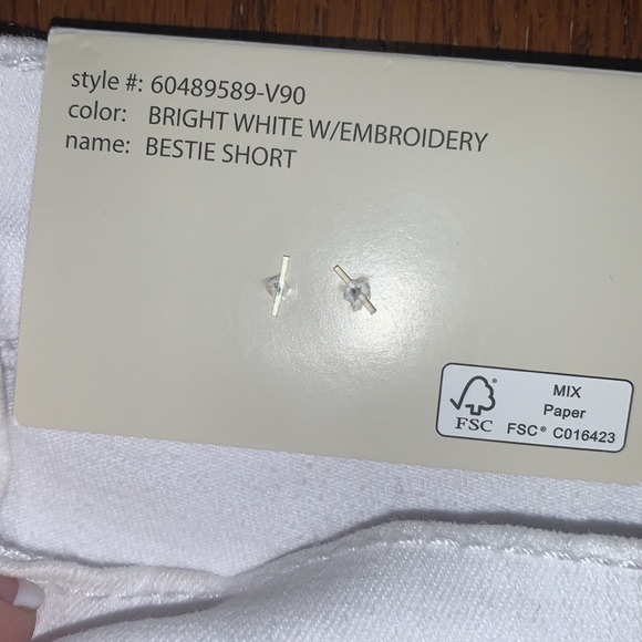 ⭐️NWT🆕White Floral Embroidered Denim SHORTS🌸 - Picture 10 of 10